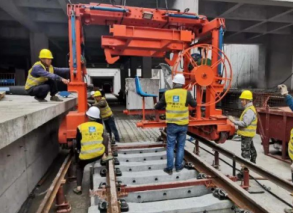 用電動倒鏈變更鋪軌小車跨距的流程